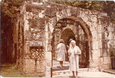 Mama Palina Vasilivna in the Alamo she did not the story of the Greet Battle between Mexico and U.S.A. and David Groker and other bribe man for "The Alamo"Alamo.